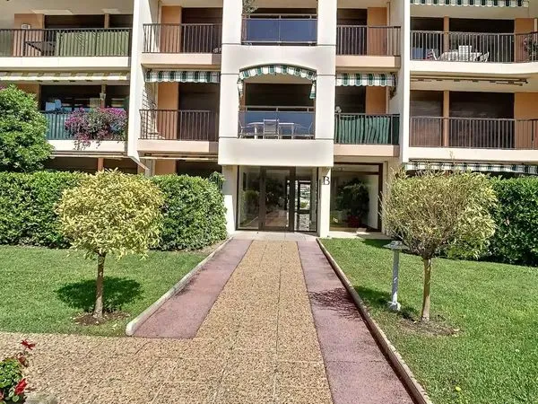 Studio à rénover, vue Marina, résidence prisée avec piscines