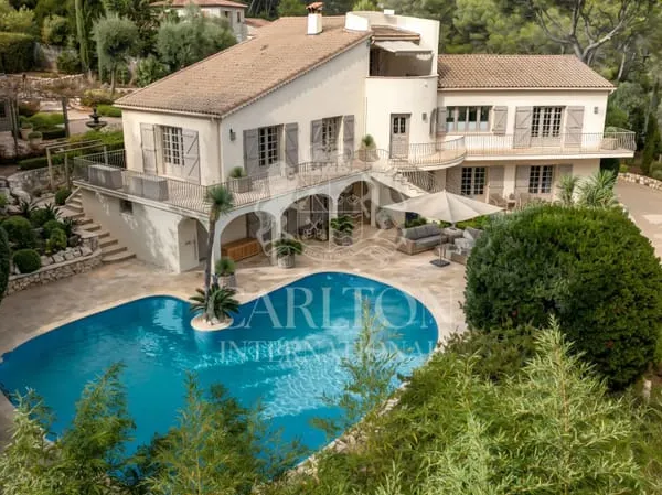 Élégante villa provençale à Roquefort-les-Pins avec piscine chauffée et aperçu mer