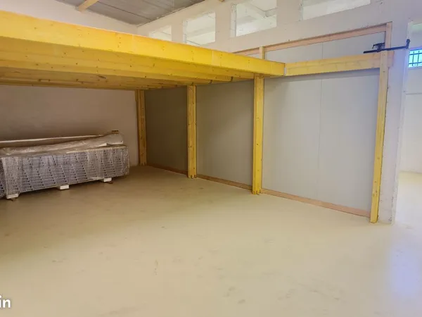 Local pour stockage uniquement 380m2 - 140m2