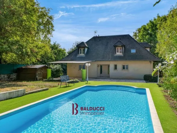 Maison 9 pièces 247 m²
