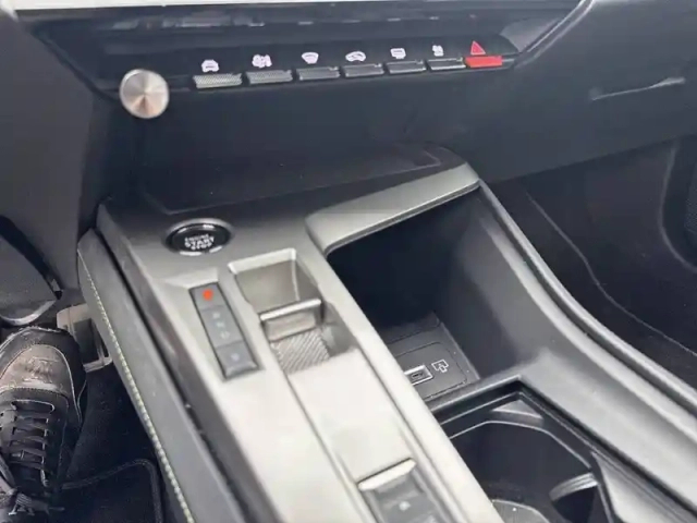 Peugeot 408 phev 225 e-eat8 — photo 14