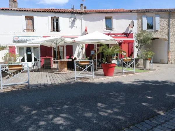 EN EXCLUSIVITE, DANS LE CENTRE DE LA JARRIE. UN ENSEMBLE IMMOBILIER AVEC MURS ET FONDS DE COMMERCE D