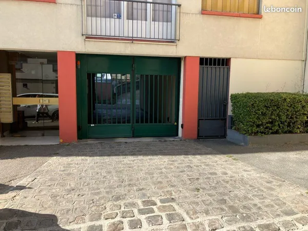 Parking 11m2 sécurisé proche Mairie Montreuil