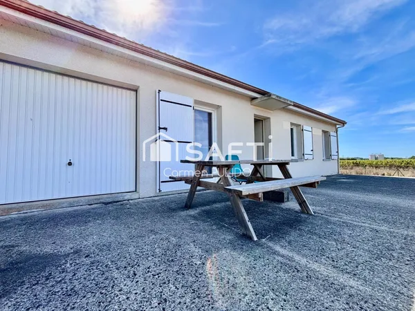 Maison contemporaine de 2015 : plain-pied, 3 chambres, garage à vélo, grand terrain dans un environn