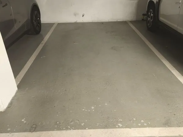 Place de parking sécurisée en sous-sol — Résidence récente