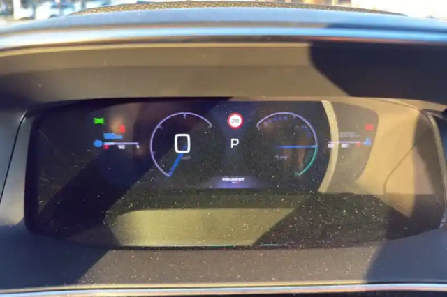 Peugeot 2008 hybrid 145 e-dcs6 — photo 41