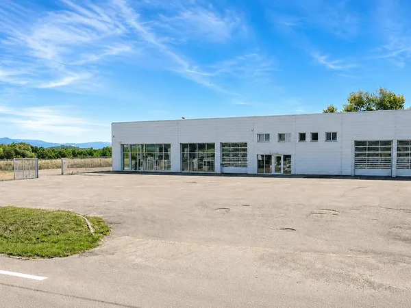 VENTE/LOCATION DIRECTE PROPRIÉTAIRE - ocal d'activité 720 m² sur terrain de 5 282 m² - Les Abrets-en