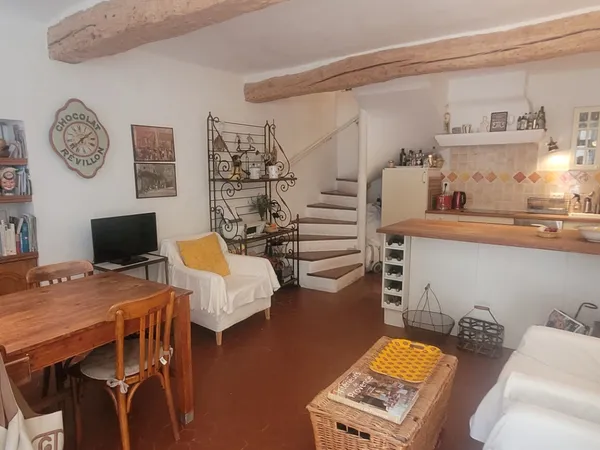TYPIQUE MAISON DE VILLAGE CENTRE