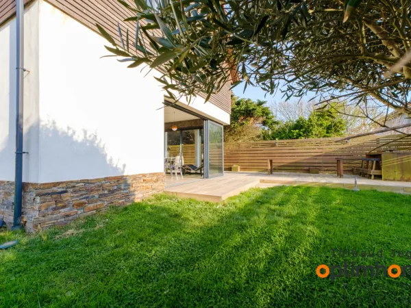 Maison contemporaine récente avec un bel extérieur et vue mer de l'étage