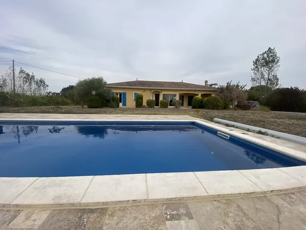 Maison meublée T5 de 144 m2 avec piscine et jardin - Roquefo
