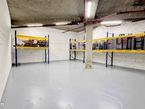 À VENDRE : Grand box / local de stockage d'environ 85 m² entièrement rénové, aux portes de Paris