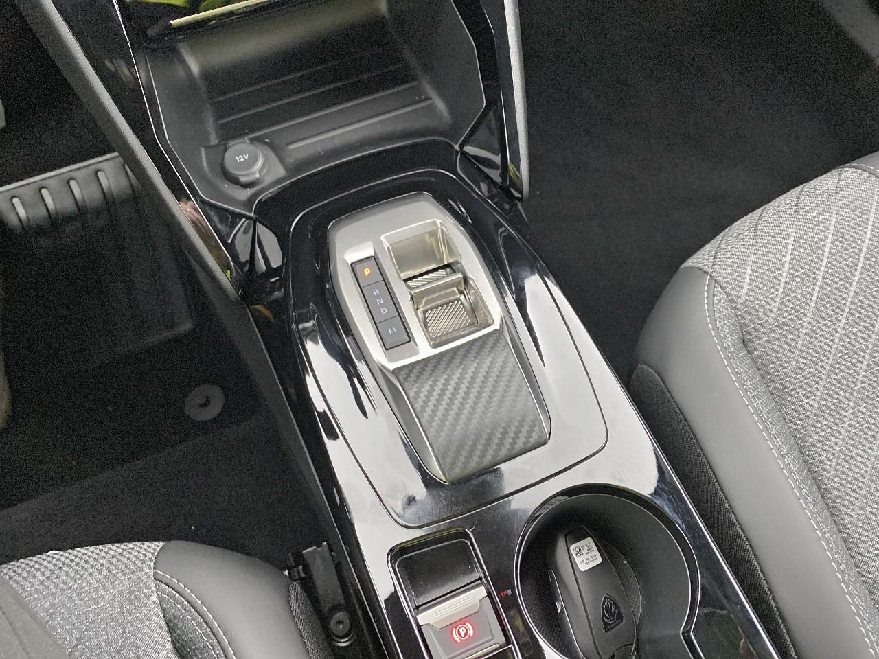 Peugeot 2008 hybrid 145 ch e-dcs6 allure — photo 17