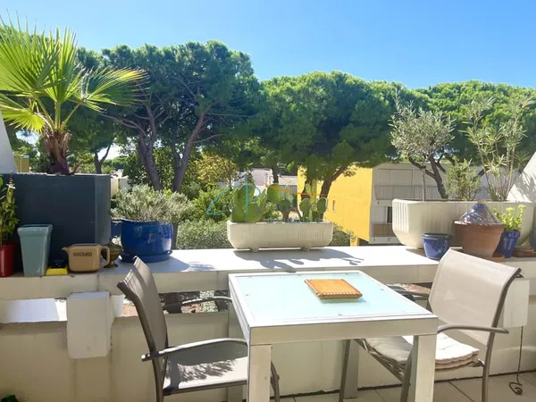 STUDIO CABINE AVEC TERRASSE ET PARKING COUVERT