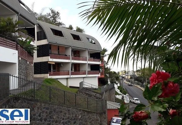 À LOUER - APPARTEMENT T2 AVEC VARANGUE ET PARKING EN SOUS-SOL - DOMENJOD, SAINTE-CLOTILDE