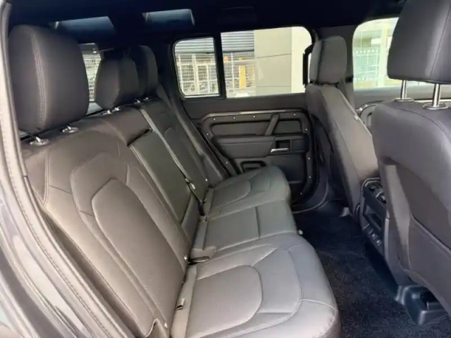 Land Rover Defender 110 2.0 p300e phev s — photo 8