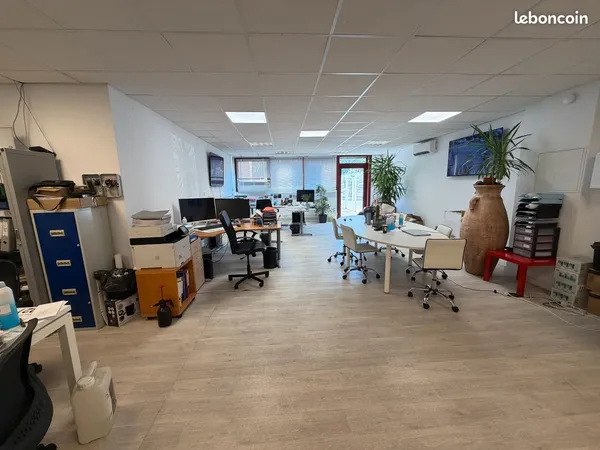 Entrepôt avec bureaux, salle d'eau et cuisine surface total 150m2