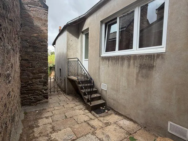 À louer - Charmant studio avec entrée indépendante et petite cour partagée