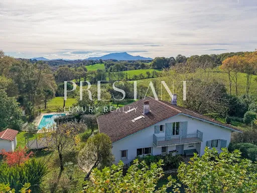Maison 8 pièces 260 m²