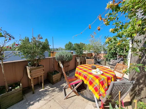 Superbe Duplex Traversant – 111 m² – Rooftop Unique