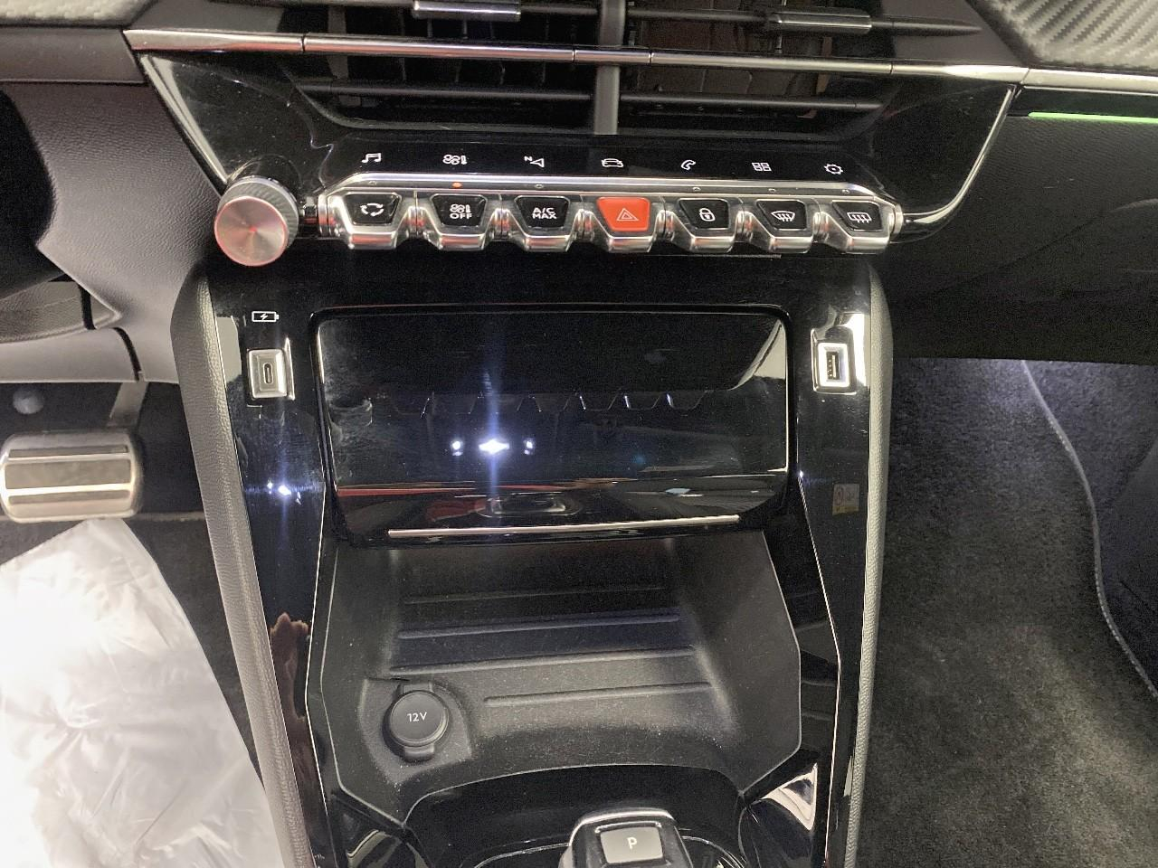 Peugeot 2008 puretech 130 s&s eat8 gt — photo 15