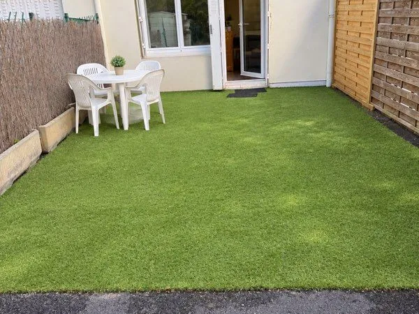 Duplex meublé avec jardin et place de parking