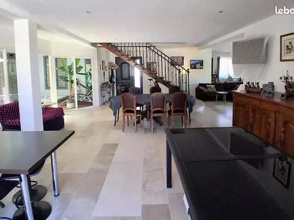 Maison 11 pièces 213 m²
