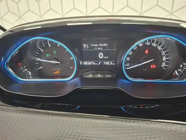 Peugeot 2008 1.2 puretech 110ch s&amp;s bvm5 — photo 45