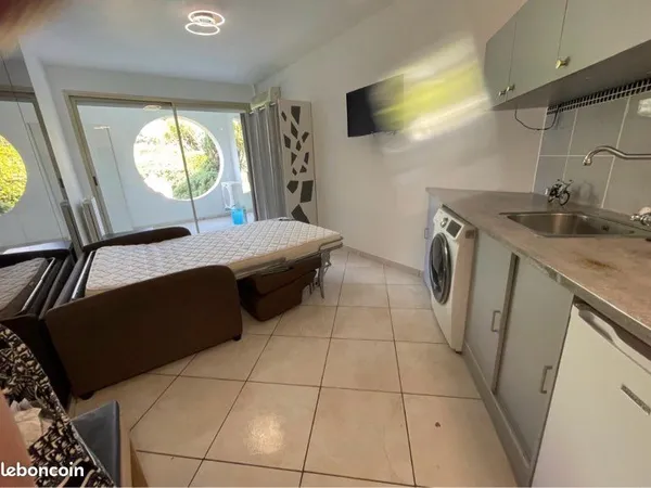 CANNES - Superbe studio meublé avec piscine, résidence de standing - 1 050 CC
