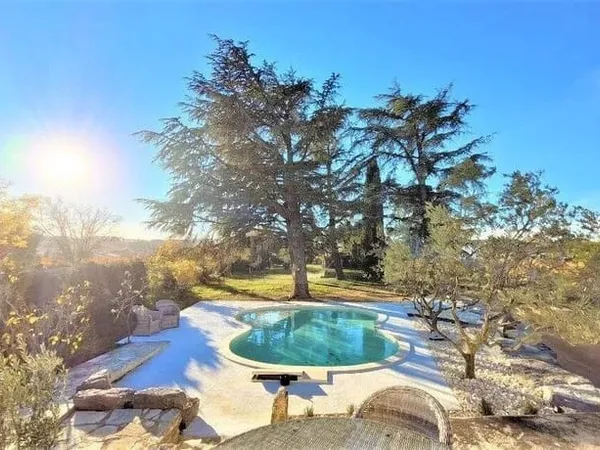 Maison de standing avec grand terrain constructible