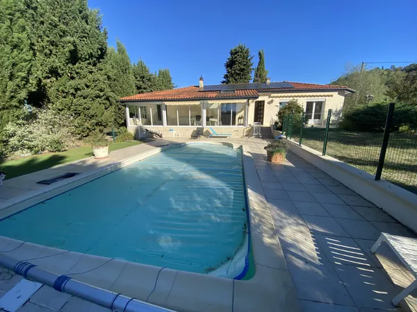 Plain-pied avec piscine sur plus de 9 000 m2 de terrain