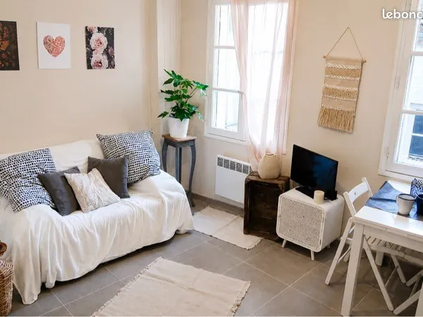 STUDIO - 19 m² AVIGNON INTRA-MUROS - Studio rénové - Emplacement exceptionnel Place des Corps Saints