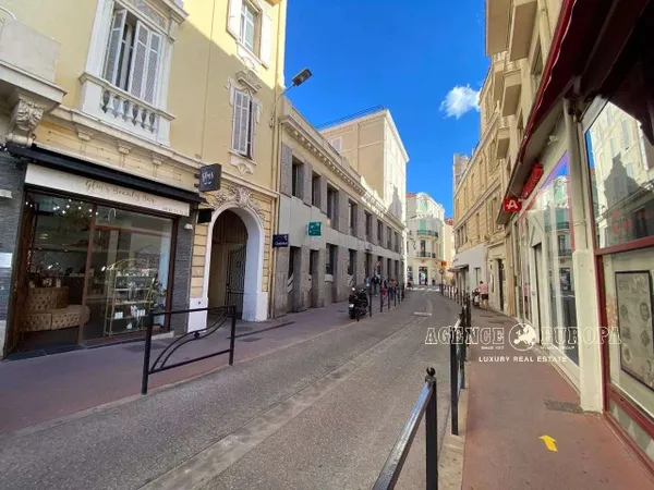 Local 210m² à Cannes perpendiculaire Rue d'Antibes