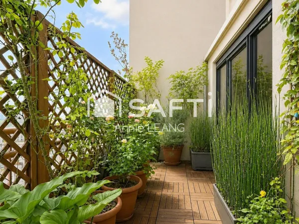 Comme une maison sur les toits, avec deux terrasses et une vue imprenable aux portes de Paris.