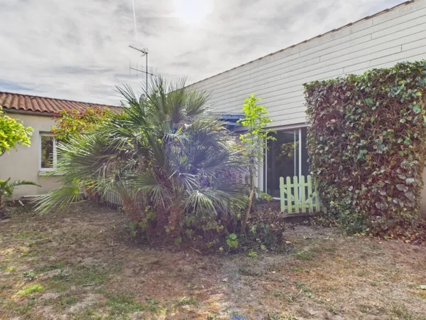 Maison de plain-pied - 130 m² - 2 chambres - Garage, préau et jardin sans vis-à-vis