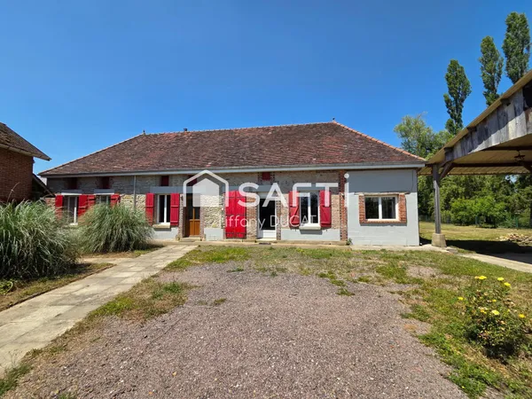 Maison trois chambres avec granges bordée d'un cour d'eau.