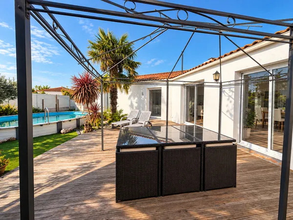 Coëx - Maison familiale avec piscine et studio indépendant