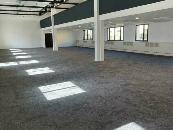 Bureau 659 m²