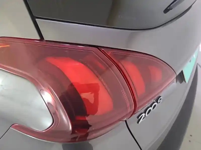 Peugeot 2008 puretech 110ch s&amp;s bvm6 — photo 38