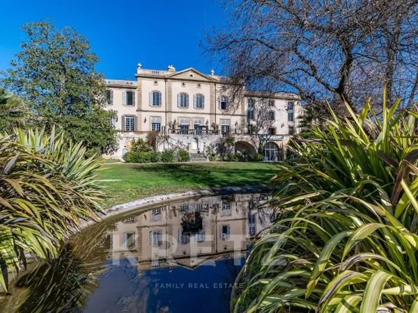 Chateau du XIeme siecle entièrement restauré au Pont du Gard