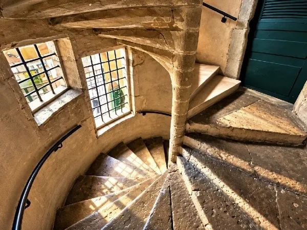 BIEN UNIQUE ET EXTRÊMEMENT RARE A LA VENTE DATANT DU XIV SIÈCLE - Studio 30 m2 - Terrasse 10 m2 en C