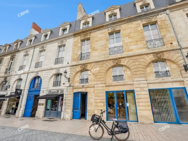 Local professionnel 934 m²