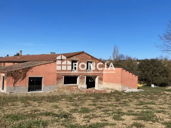 Situé sur un domaine avec son golf propriété offrant 370m2 vendu avec son permis de construire situé