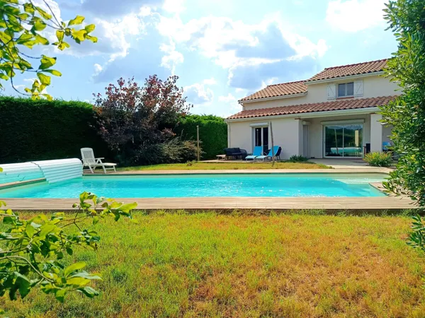 belle maison traditionnelle familiale avec piscine