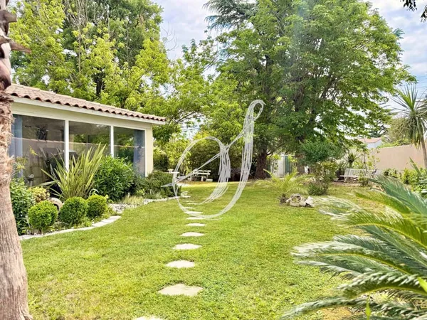 Villa de type 7, quatre chambres avec jardin, piscine & gara