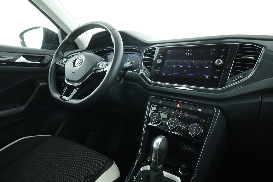 Volkswagen T-Roc 1.5 TSI EVO Carat DSG7 — photo 12