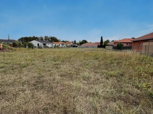 Terrain constructible de 975 m² à Andrest