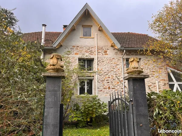 Charmante maison de pierres au calme dans son écrin de verdure