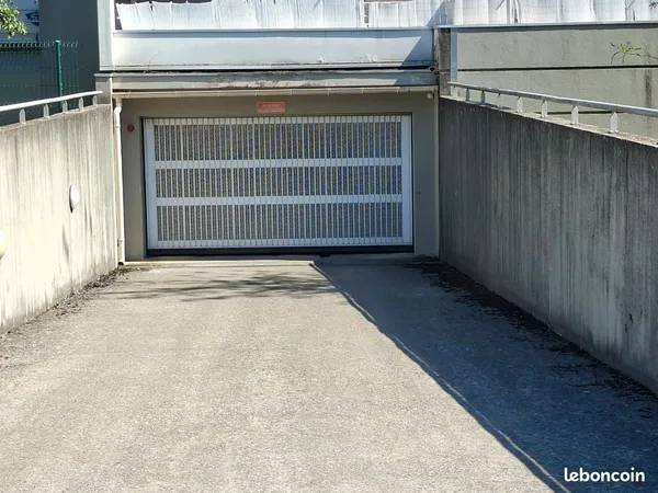 Garage en sous sol fermé