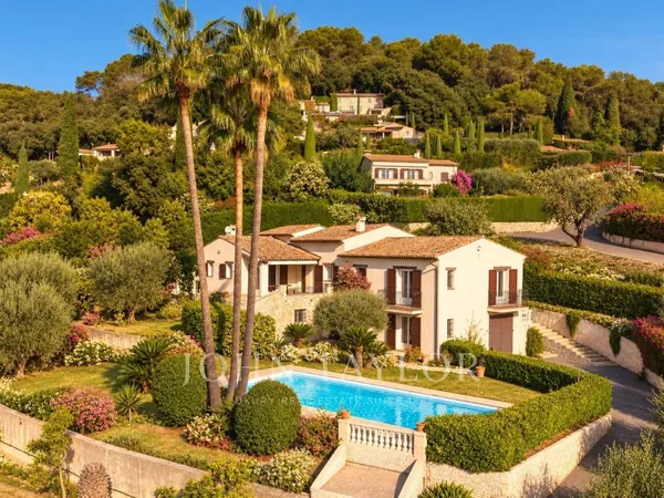 Villa provençale à pied du village, vue dégagée jusqu'à la mer