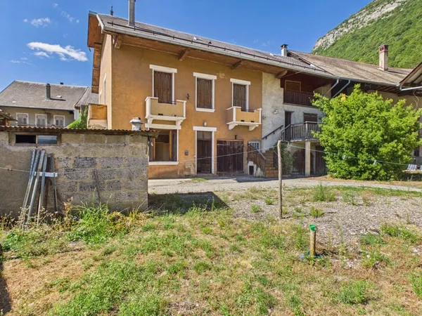 A VENDRE A CHIGNIN MAISON DE VILLAGE DE 188 M2 SUR TERRAIN D